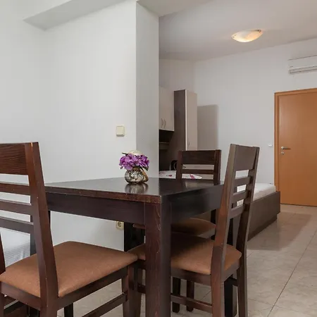 Apartment With A Parking Space - 22017 Makarska