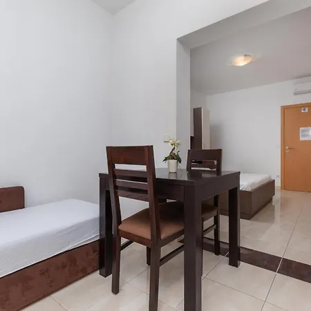 Apartment With A Parking Space - 22017 Makarska