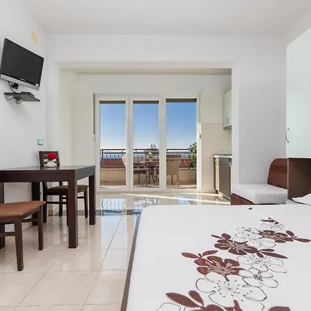 Apartment With A Parking Space - 22017 Makarska