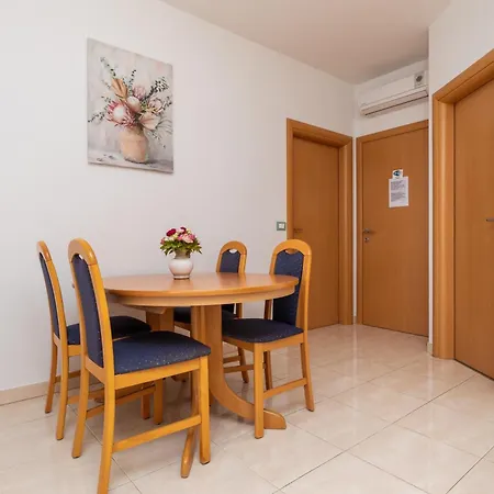 Apartment With A Parking Space - 22017 Makarska