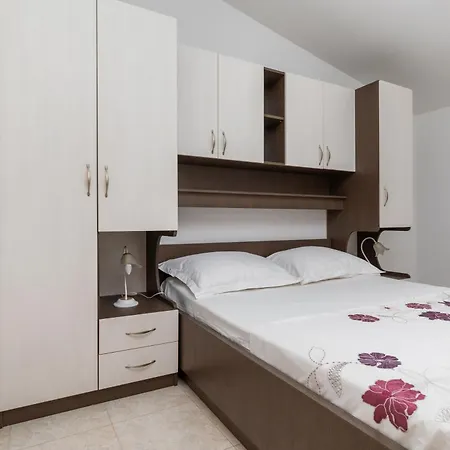 Apartment With A Parking Space - 22017 Makarska